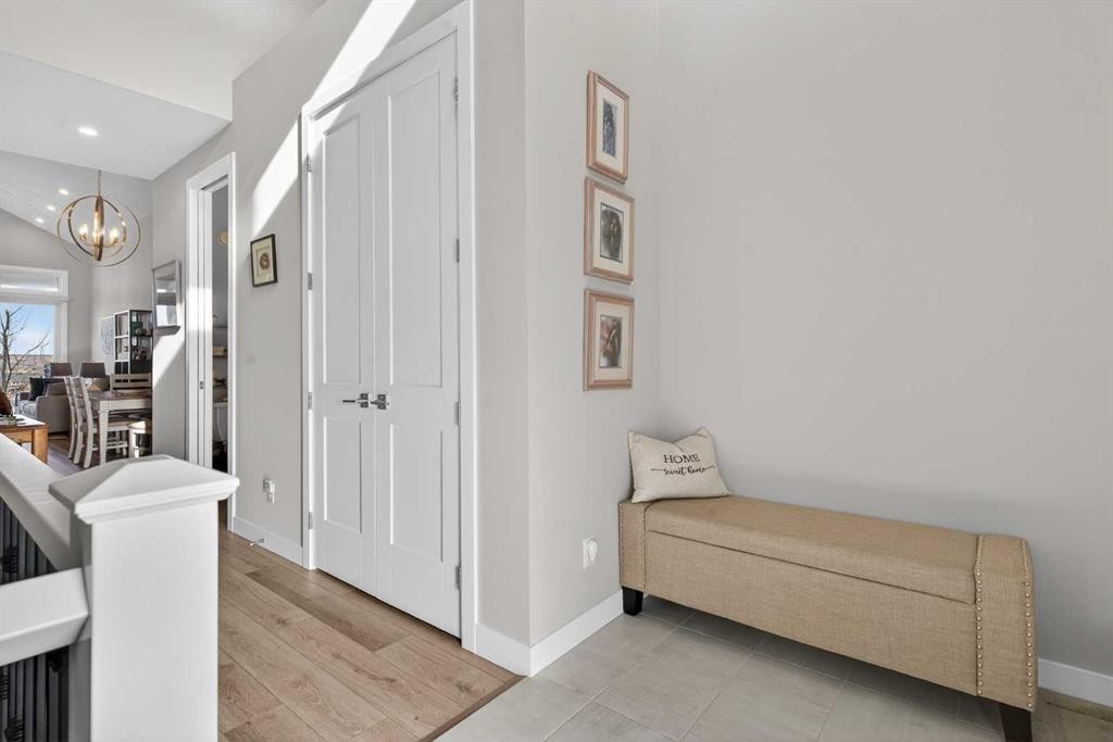 206 Crestridge Common Sw, Calgary, AB - Indoor Photo Showing Other Room