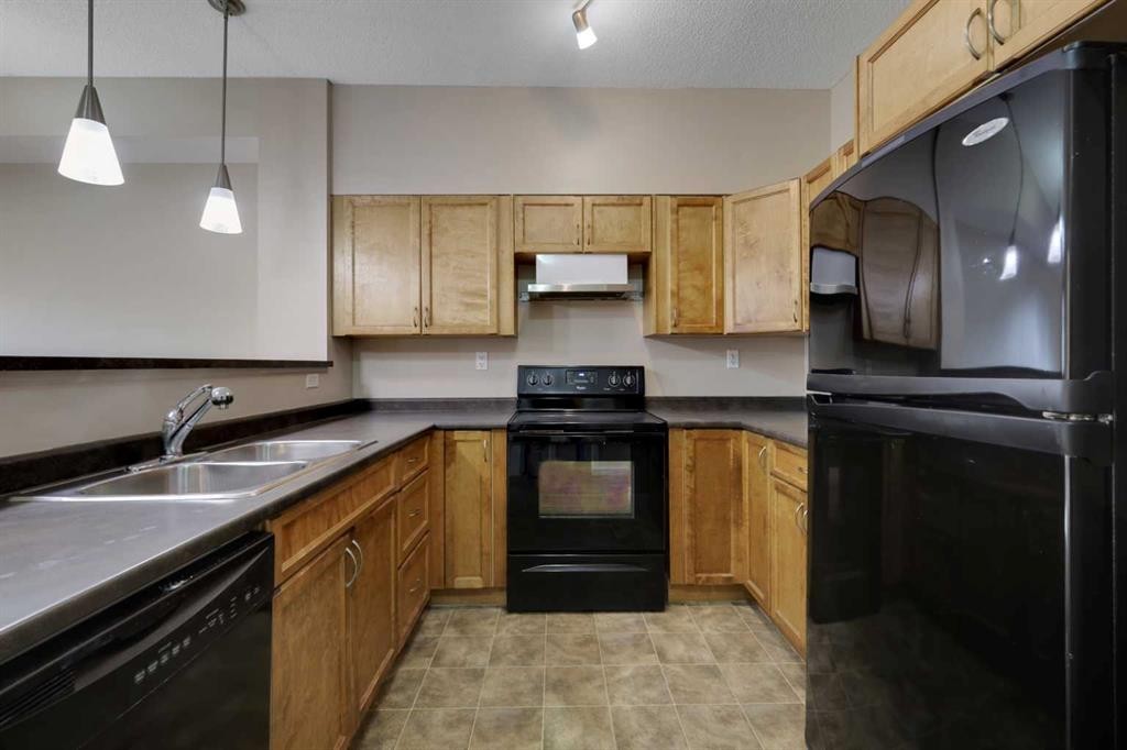 1224-2370 Bayside Road Sw, Airdrie, AB - Indoor Photo Showing Kitchen With Double Sink