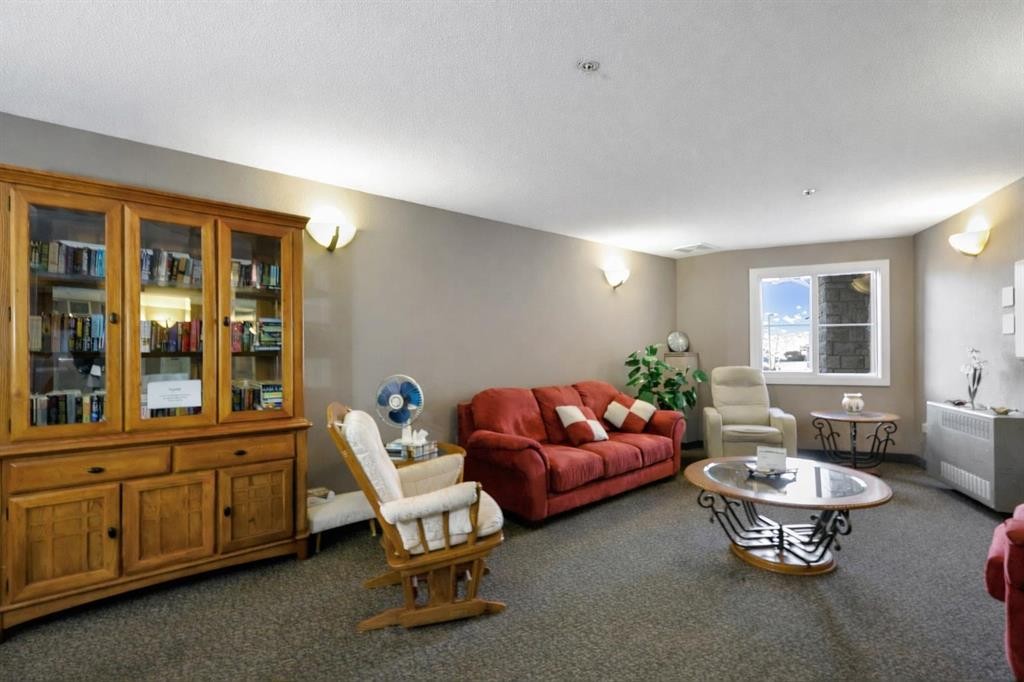 1224-2370 Bayside Road Sw, Airdrie, AB - Indoor Photo Showing Living Room