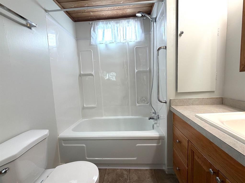 234 9 Street, Beiseker, AB - Indoor Photo Showing Bathroom