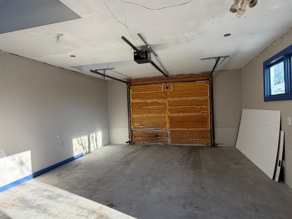 234 9 Street, Beiseker, AB - Indoor Photo Showing Garage