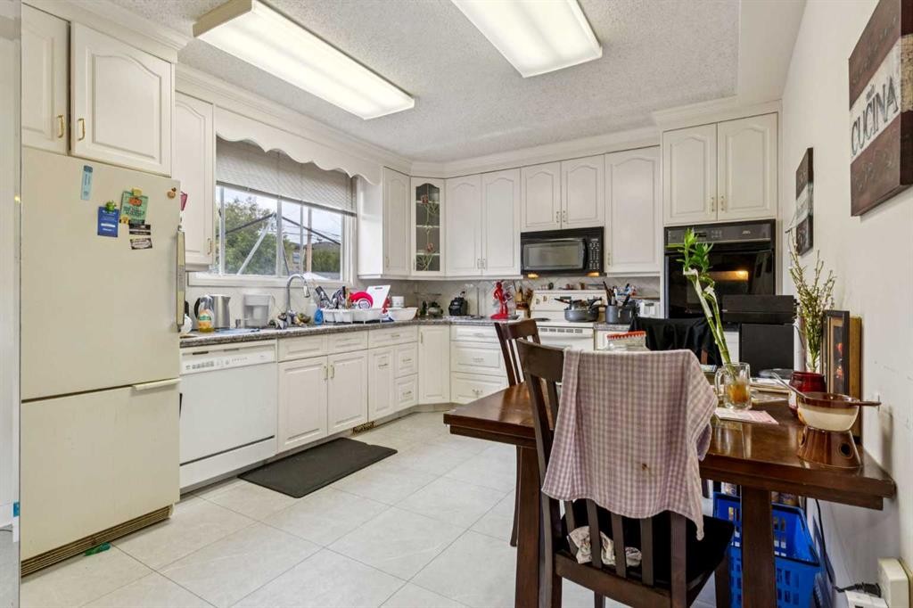 233 27 Avenue Ne, Calgary, AB - Indoor Photo Showing Kitchen
