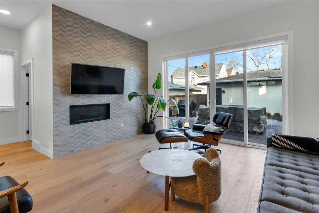 606 9 Avenue Ne, Calgary, AB - Indoor Photo Showing Living Room With Fireplace