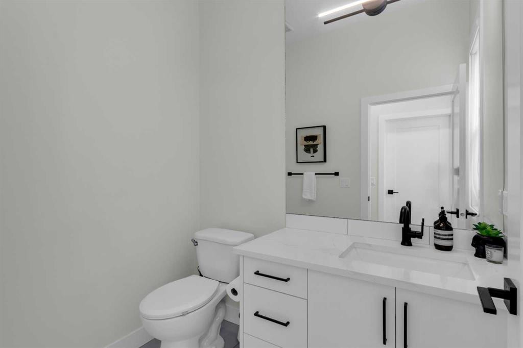 606 9 Avenue Ne, Calgary, AB - Indoor Photo Showing Bathroom