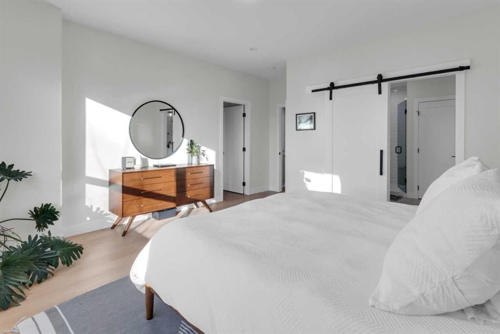 606 9 Avenue Ne, Calgary, AB - Indoor Photo Showing Bedroom