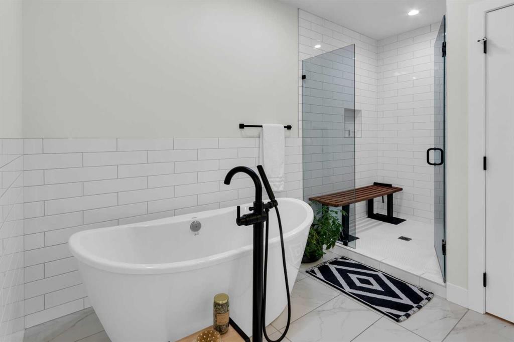 606 9 Avenue Ne, Calgary, AB - Indoor Photo Showing Bathroom