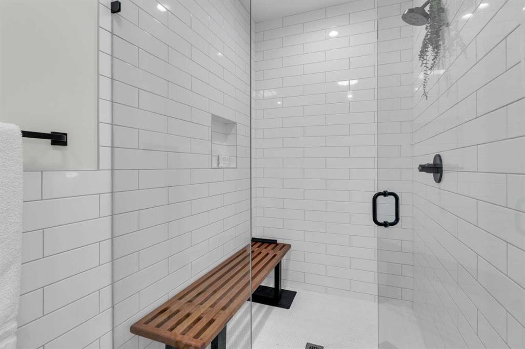 606 9 Avenue Ne, Calgary, AB - Indoor Photo Showing Bathroom