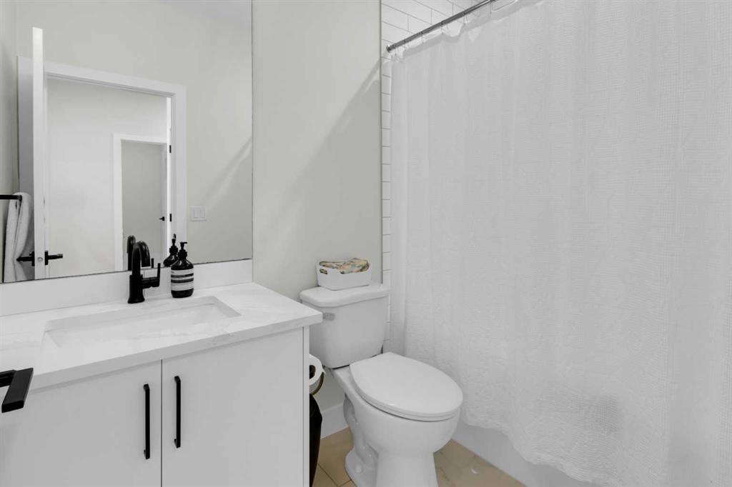 606 9 Avenue Ne, Calgary, AB - Indoor Photo Showing Bathroom