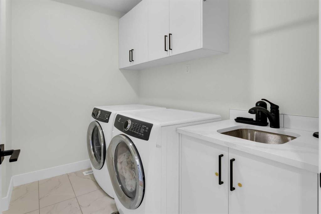 606 9 Avenue Ne, Calgary, AB - Indoor Photo Showing Laundry Room