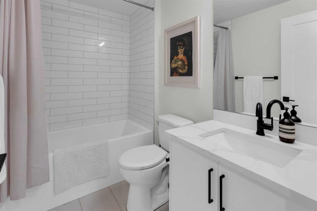 606 9 Avenue Ne, Calgary, AB - Indoor Photo Showing Bathroom