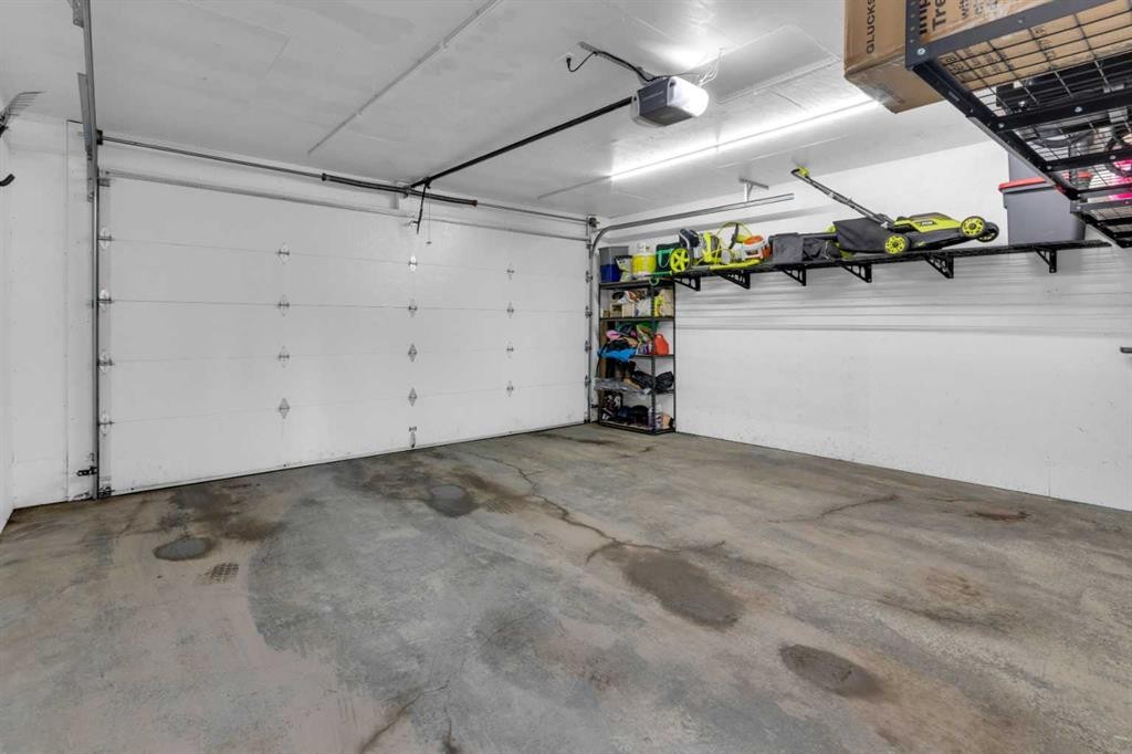 606 9 Avenue Ne, Calgary, AB - Indoor Photo Showing Garage
