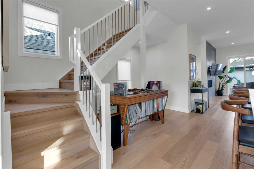 606 9 Avenue Ne, Calgary, AB - Indoor Photo Showing Other Room