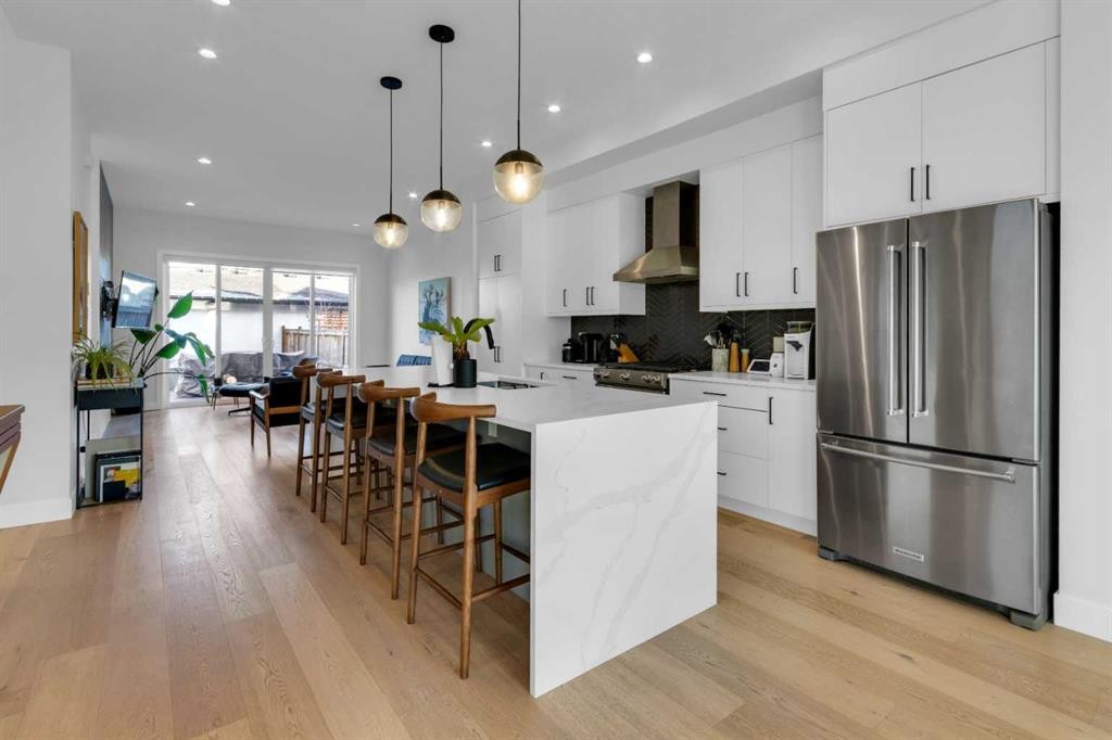 606 9 Avenue Ne, Calgary, AB - Indoor Photo Showing Kitchen With Upgraded Kitchen