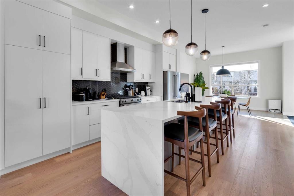 606 9 Avenue Ne, Calgary, AB - Indoor Photo Showing Kitchen With Upgraded Kitchen
