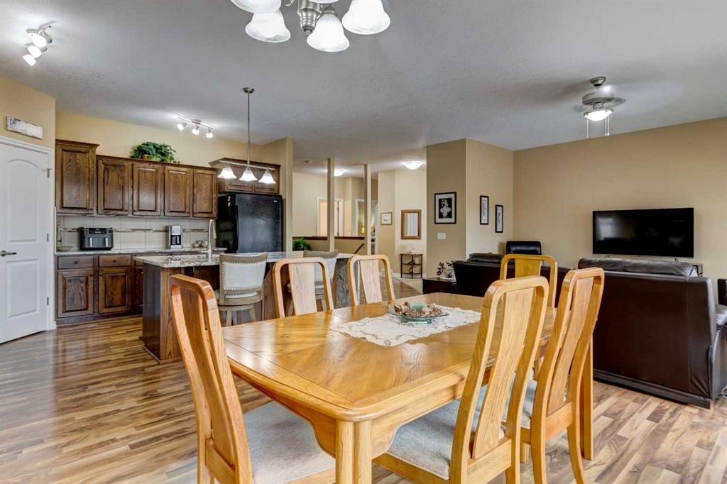 7-43 Westlake Circle, Strathmore, AB - Indoor Photo Showing Dining Room