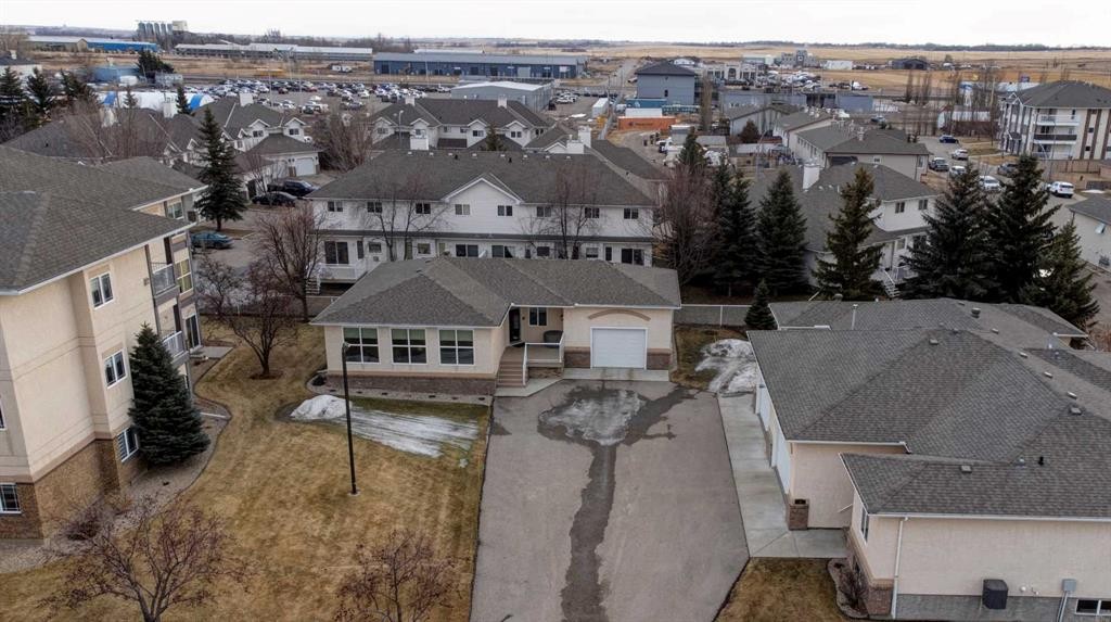 7-43 Westlake Circle, Strathmore, AB - Outdoor