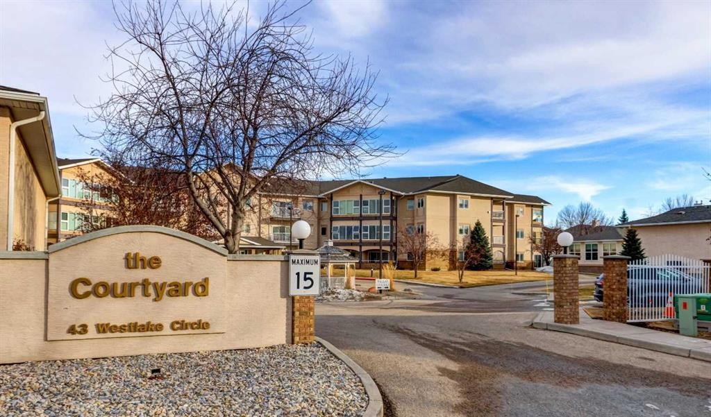 7-43 Westlake Circle, Strathmore, AB - Outdoor