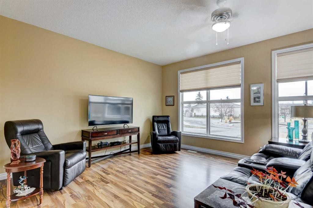7-43 Westlake Circle, Strathmore, AB - Indoor Photo Showing Living Room