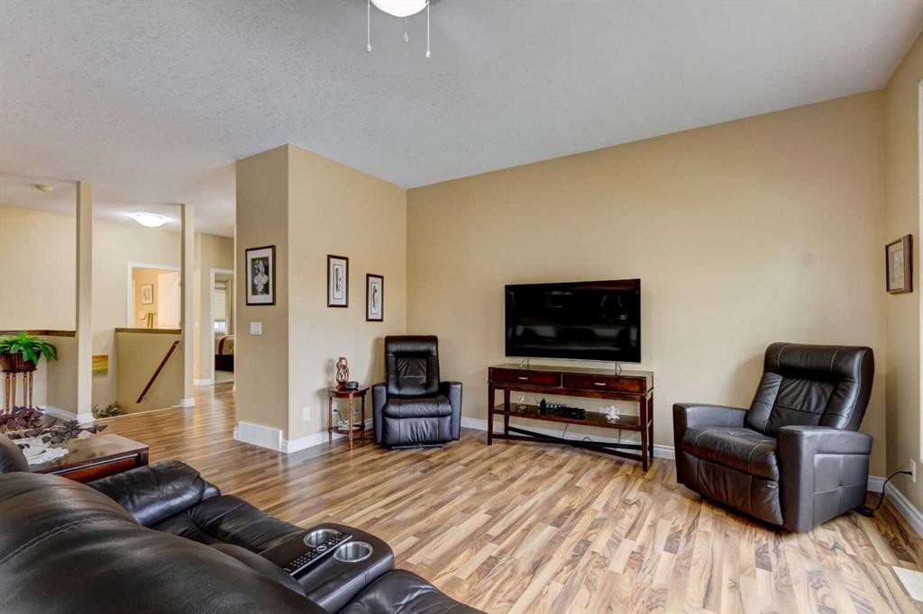 7-43 Westlake Circle, Strathmore, AB - Indoor Photo Showing Living Room