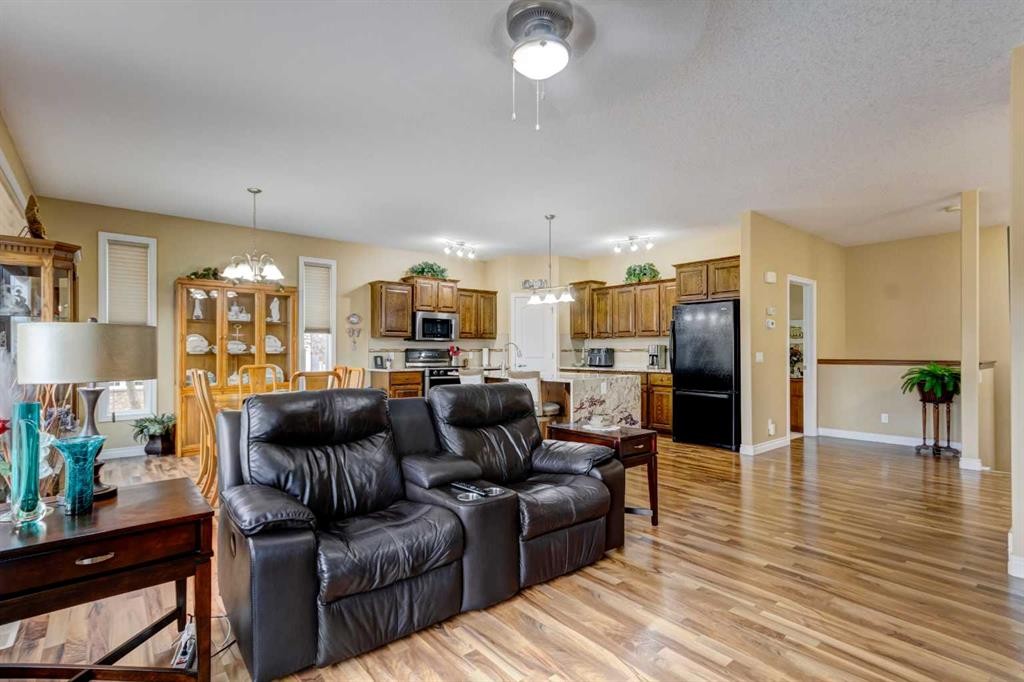7-43 Westlake Circle, Strathmore, AB - Indoor Photo Showing Living Room