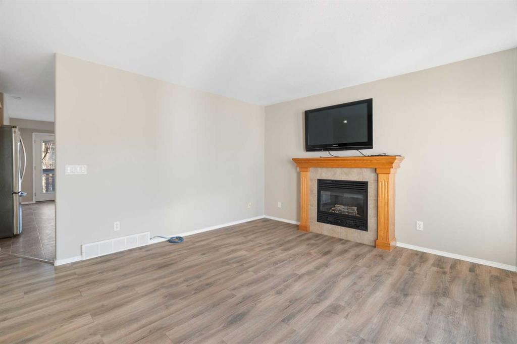 95 Cambridge Glen Drive, Strathmore, AB - Indoor Photo Showing Living Room With Fireplace
