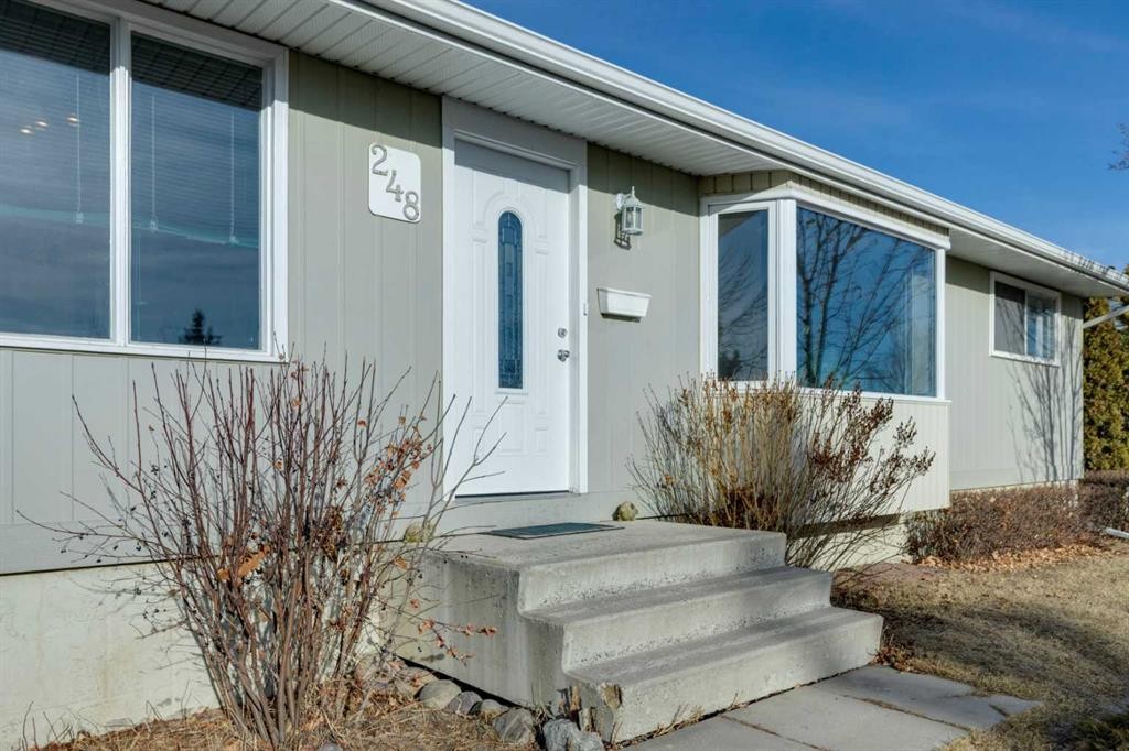 248 Huntcroft Road Ne, Calgary, AB - Outdoor