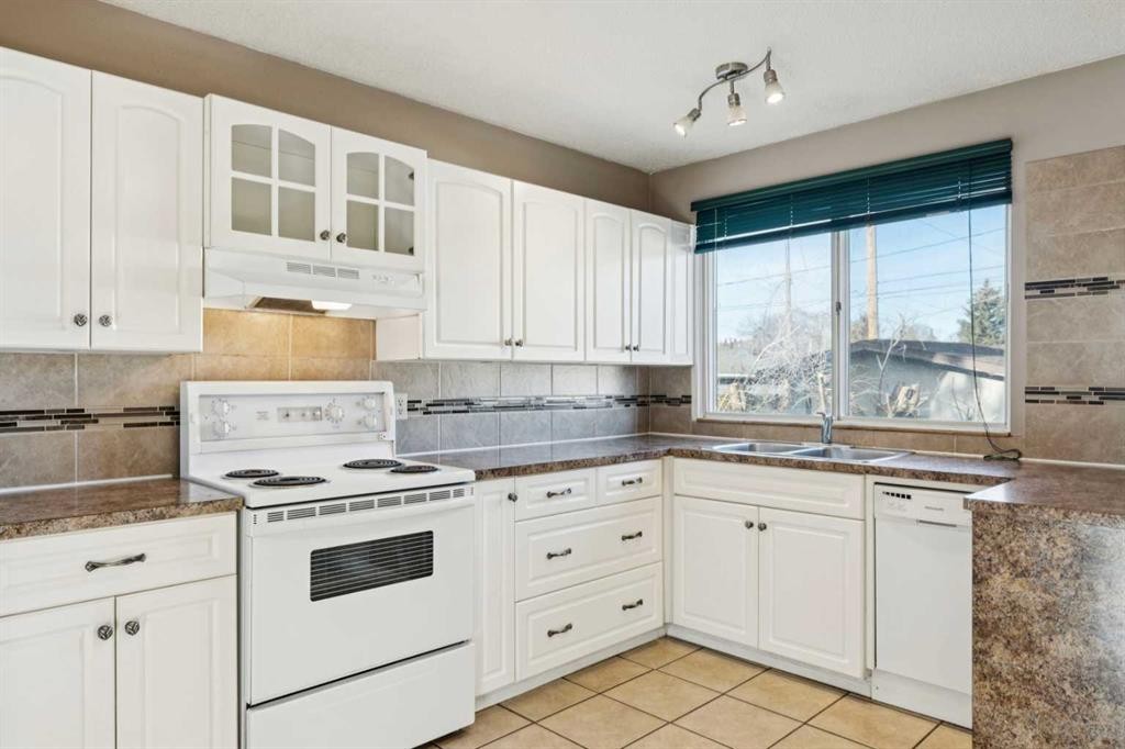 248 Huntcroft Road Ne, Calgary, AB - Indoor Photo Showing Kitchen With Double Sink