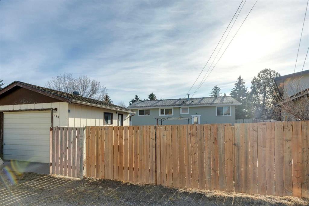 248 Huntcroft Road Ne, Calgary, AB - Outdoor