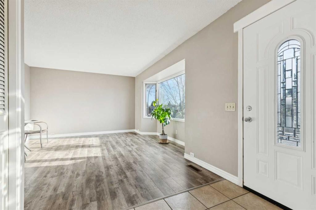 248 Huntcroft Road Ne, Calgary, AB - Indoor Photo Showing Other Room