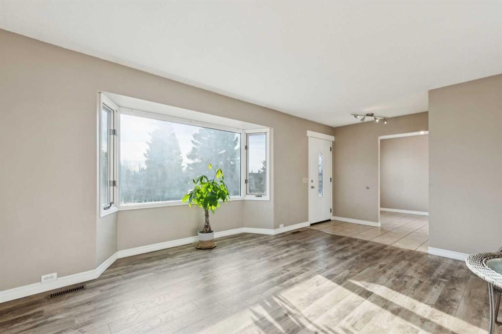 248 Huntcroft Road Ne, Calgary, AB - Indoor Photo Showing Other Room