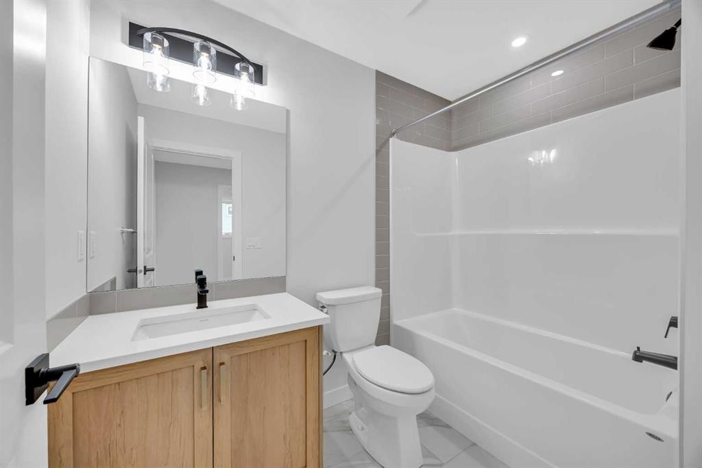 26 Versant Path Sw, Calgary, AB - Indoor Photo Showing Bathroom