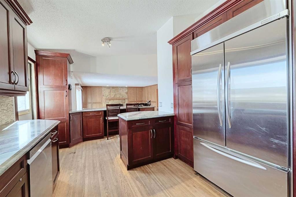 48 Bernard Way Nw, Calgary, AB - Indoor Photo Showing Kitchen