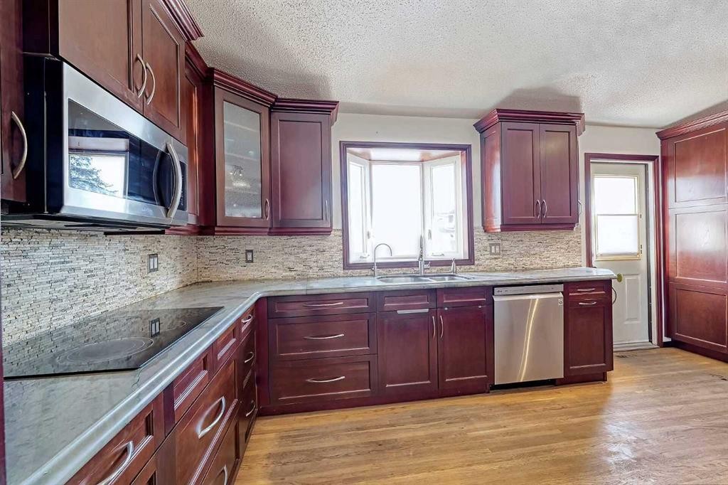 48 Bernard Way Nw, Calgary, AB - Indoor Photo Showing Kitchen