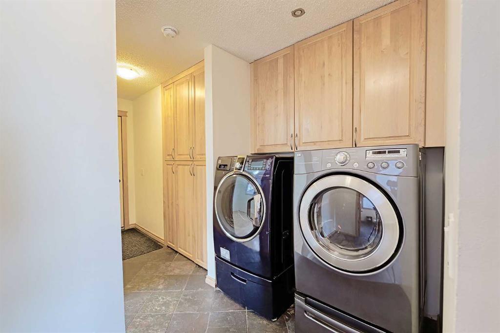 48 Bernard Way Nw, Calgary, AB - Indoor Photo Showing Laundry Room