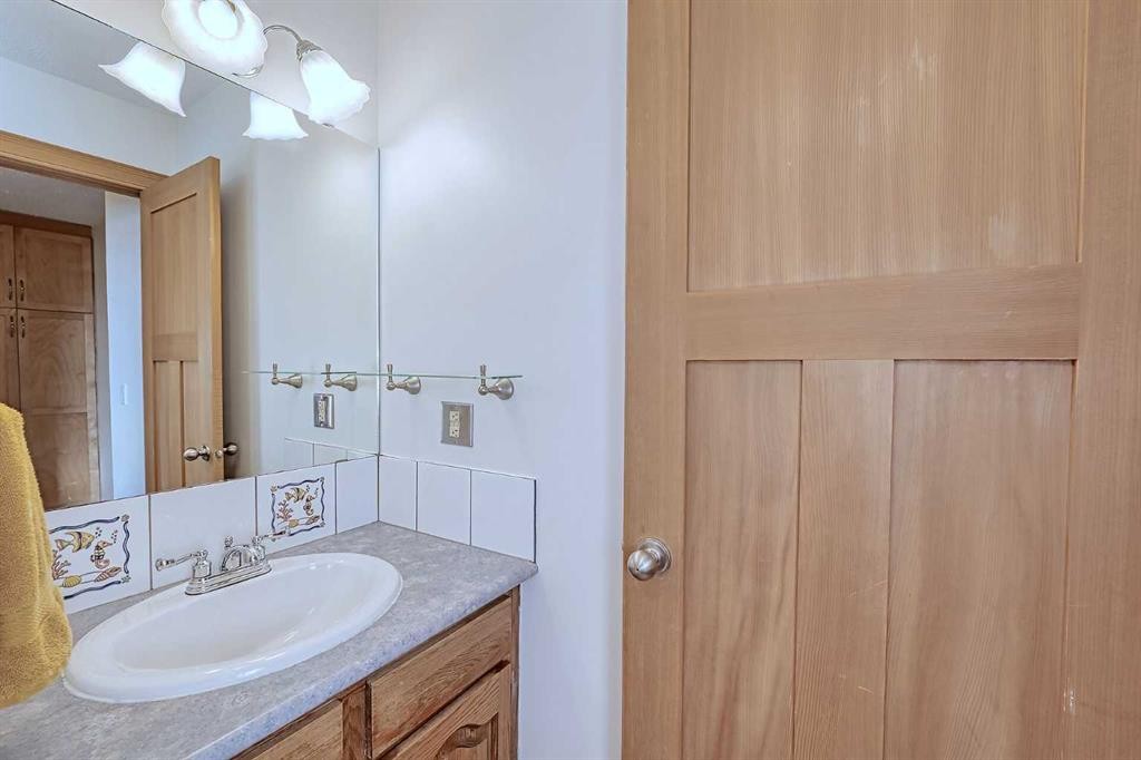 48 Bernard Way Nw, Calgary, AB - Indoor Photo Showing Bathroom