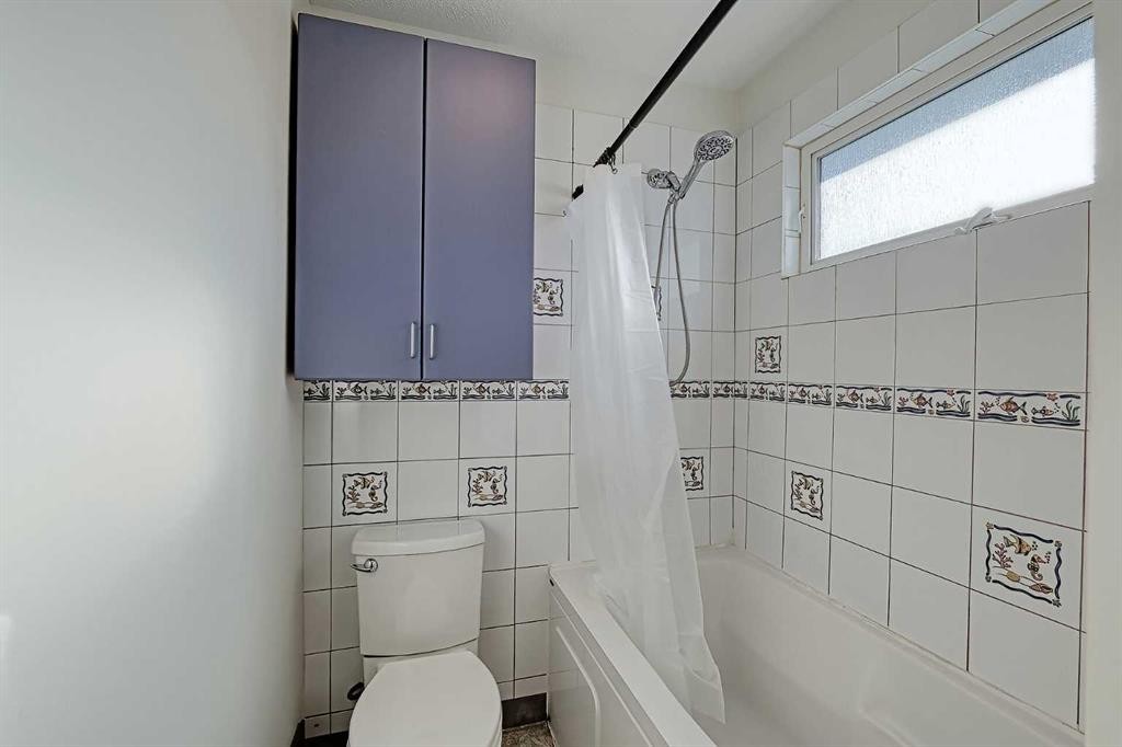 48 Bernard Way Nw, Calgary, AB - Indoor Photo Showing Bathroom