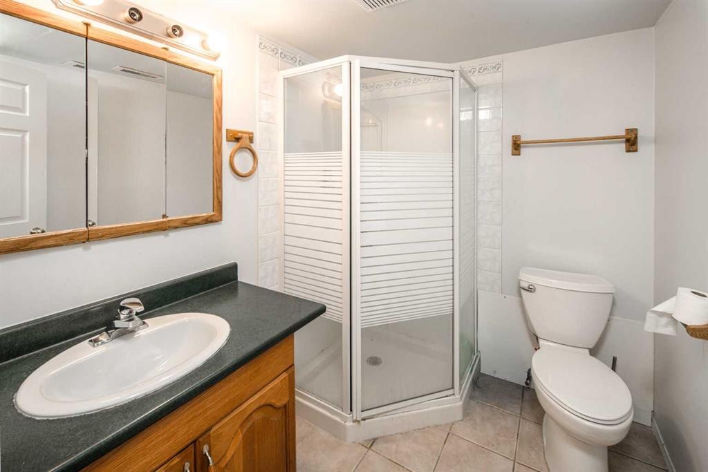 324 Harvest Rose Circle Ne, Calgary, AB - Indoor Photo Showing Bathroom