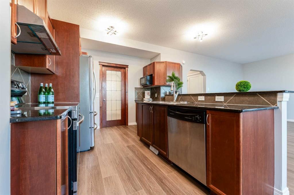 10 Everglen Crescent Sw, Calgary, AB - Indoor Photo Showing Kitchen With Double Sink