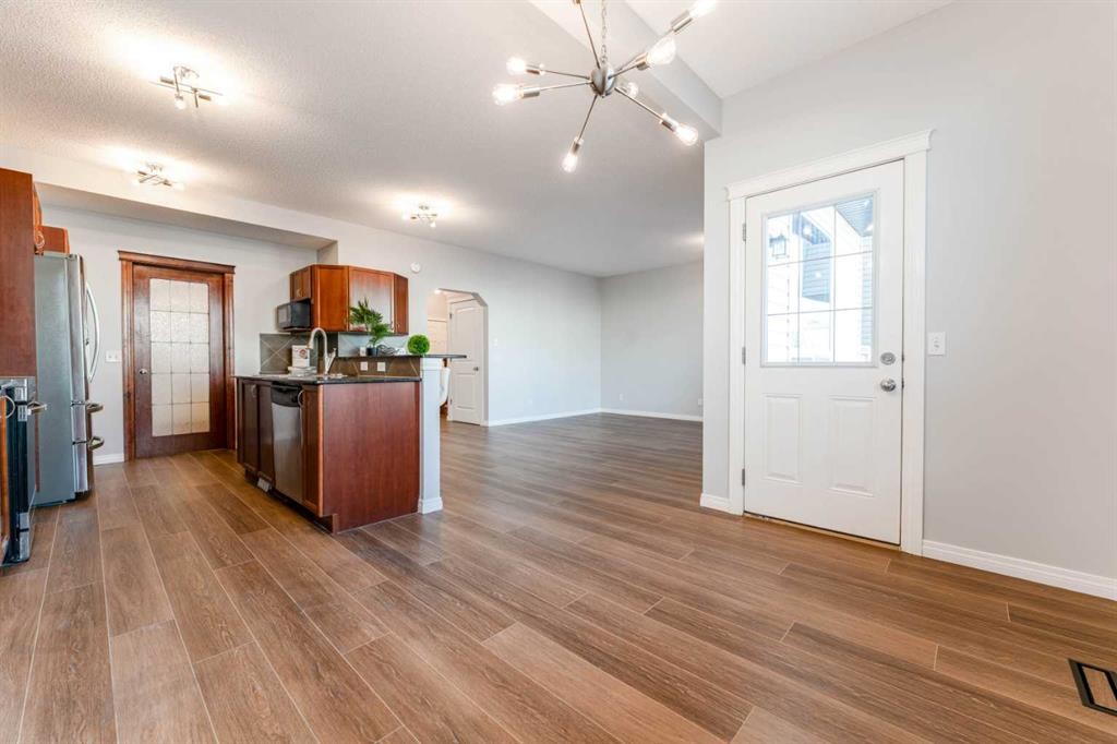 10 Everglen Crescent Sw, Calgary, AB - Indoor Photo Showing Kitchen