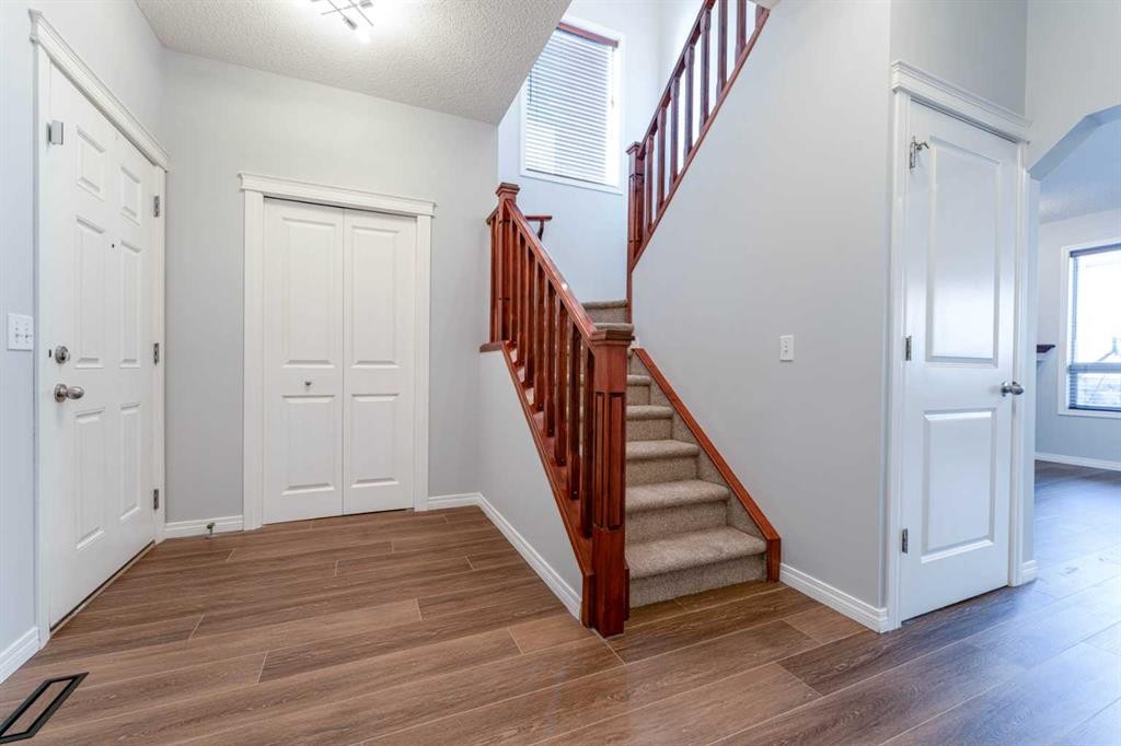 10 Everglen Crescent Sw, Calgary, AB - Indoor Photo Showing Other Room