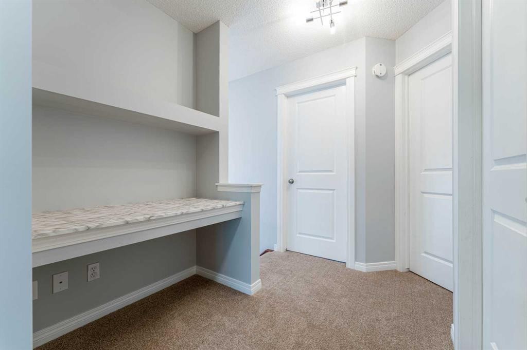 10 Everglen Crescent Sw, Calgary, AB - Indoor Photo Showing Other Room