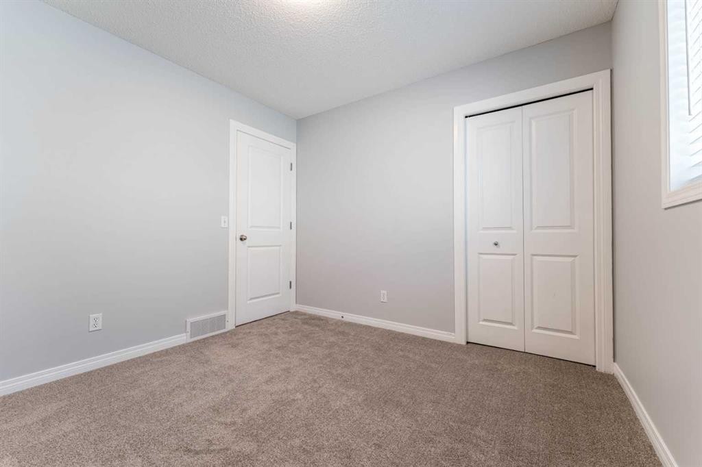 10 Everglen Crescent Sw, Calgary, AB - Indoor Photo Showing Other Room