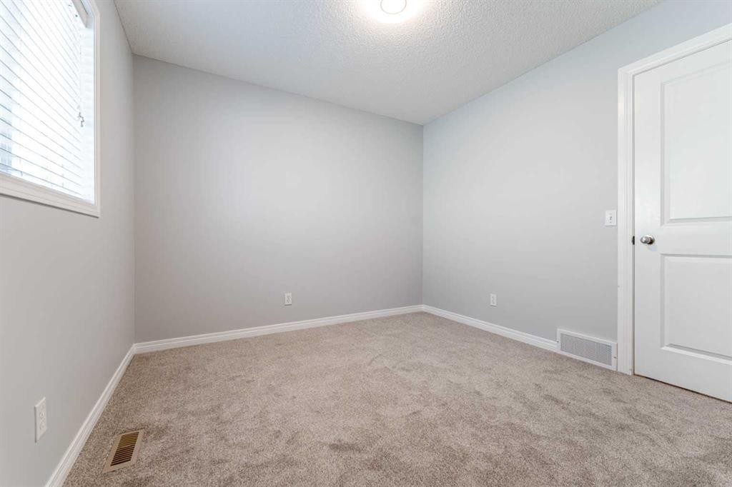 10 Everglen Crescent Sw, Calgary, AB - Indoor Photo Showing Other Room