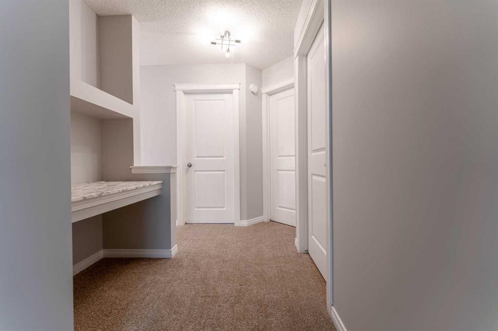10 Everglen Crescent Sw, Calgary, AB - Indoor Photo Showing Other Room