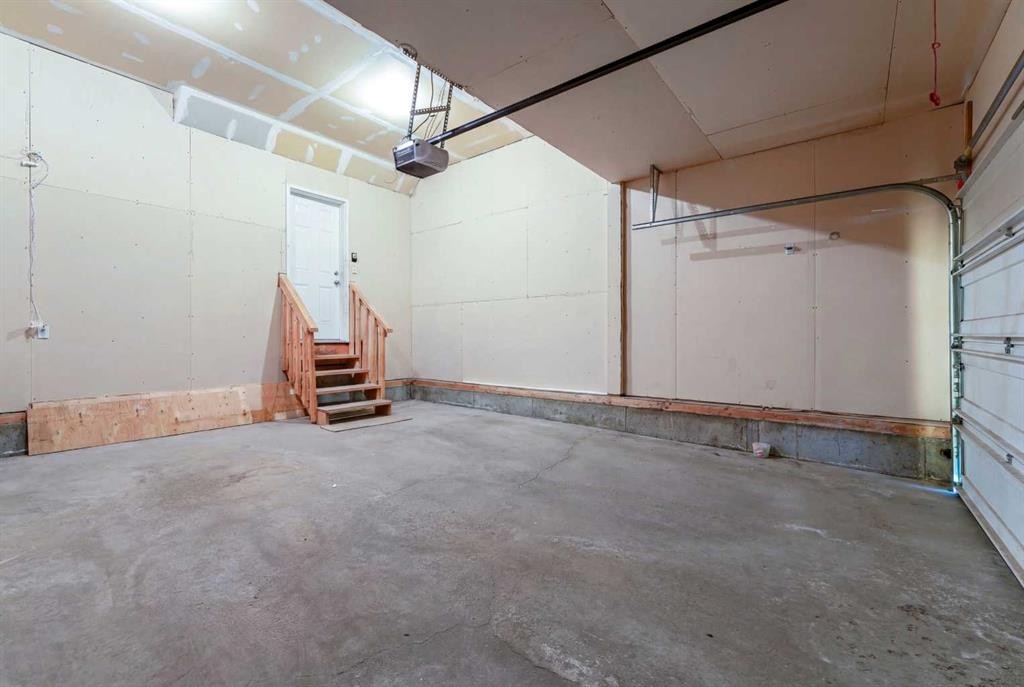 10 Everglen Crescent Sw, Calgary, AB - Indoor Photo Showing Garage