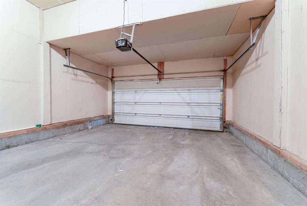 10 Everglen Crescent Sw, Calgary, AB - Indoor Photo Showing Garage