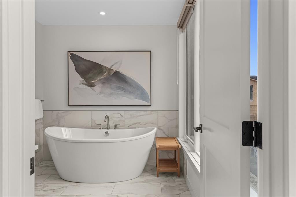 313-1408 Spring Creek Gate, Canmore, AB - Indoor Photo Showing Bathroom