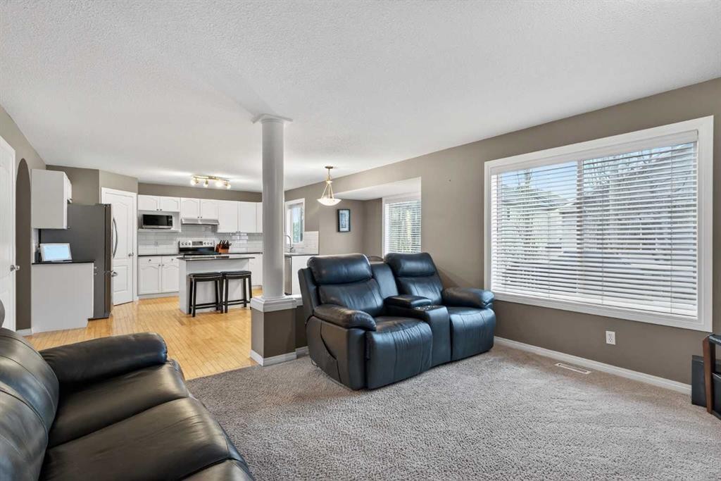69 Elkton Way Sw, Calgary, AB - Indoor Photo Showing Living Room