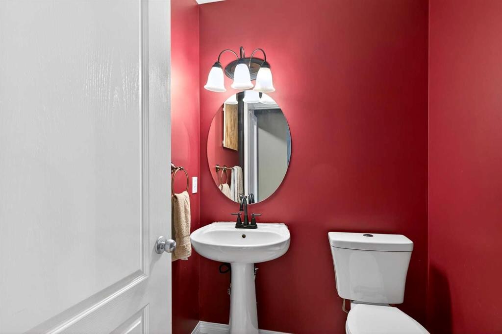 69 Elkton Way Sw, Calgary, AB - Indoor Photo Showing Bathroom