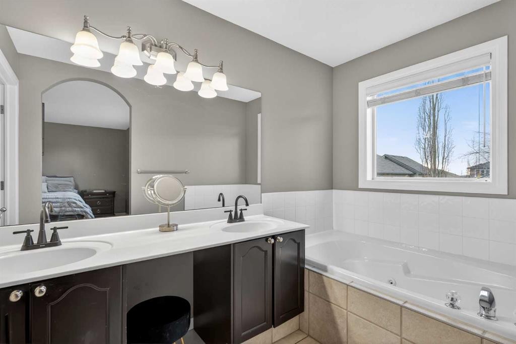69 Elkton Way Sw, Calgary, AB - Indoor Photo Showing Bathroom